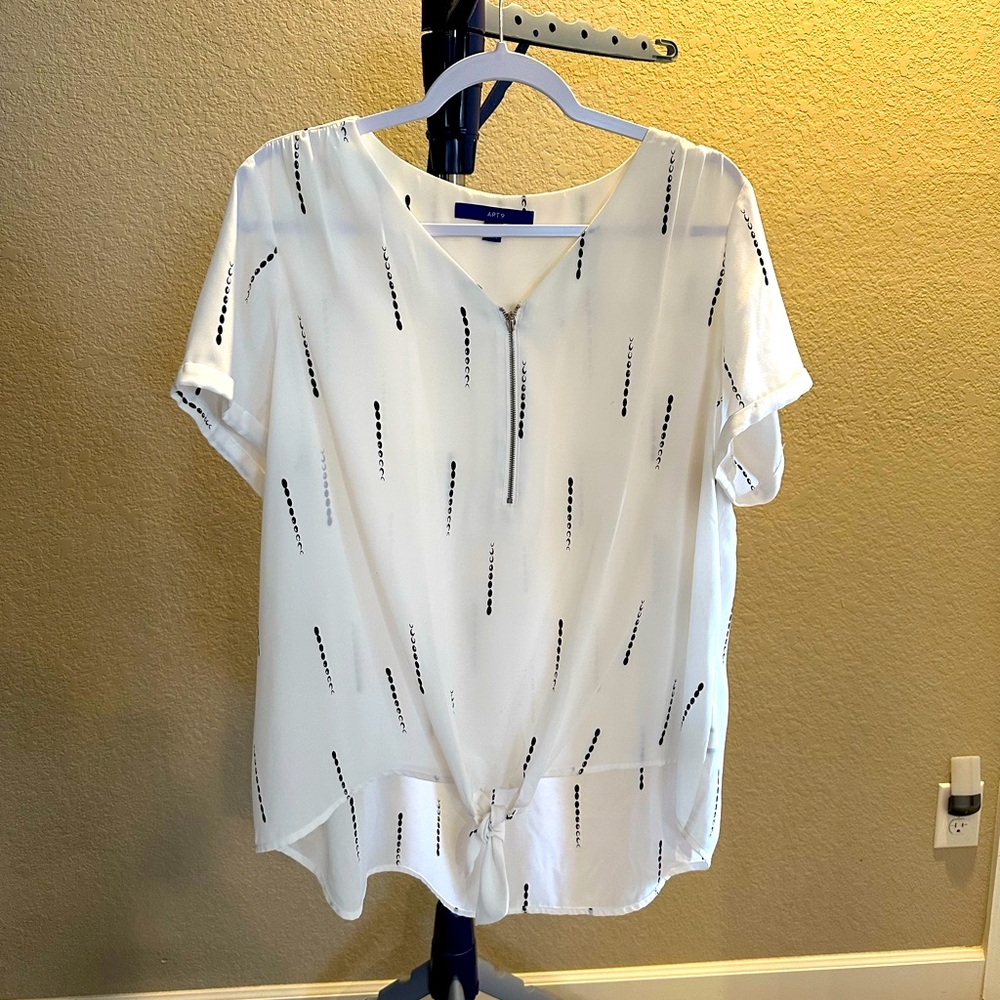 Apt.9 white with black specs short sleeve zipper in front top. Size XXL